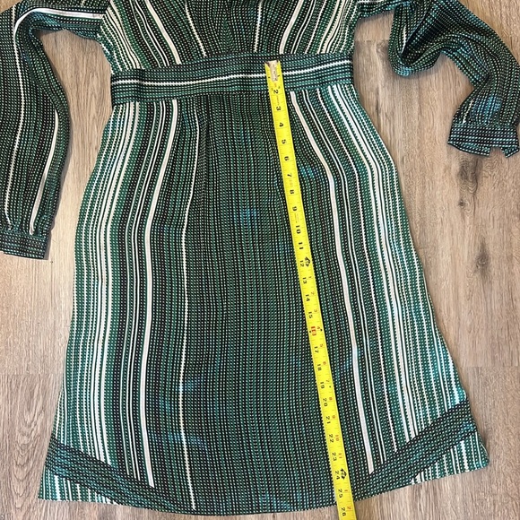 Tahari Women's Green Silk V-Neck Empire Waist Tie Back Dress Size 4 - Picture 9 of 10